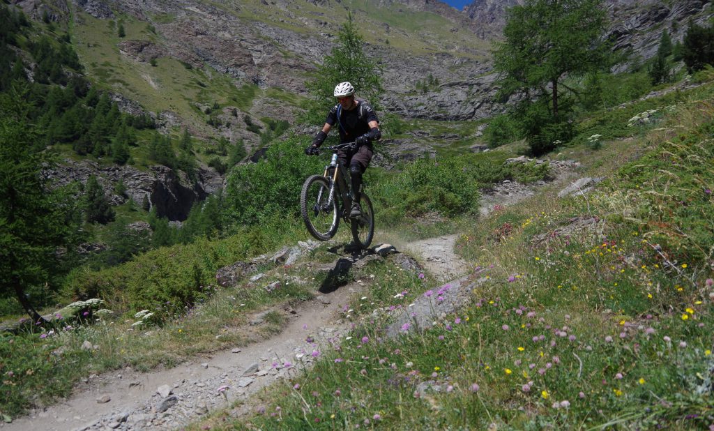 Kleiner Kicker mit dem Mountainbike