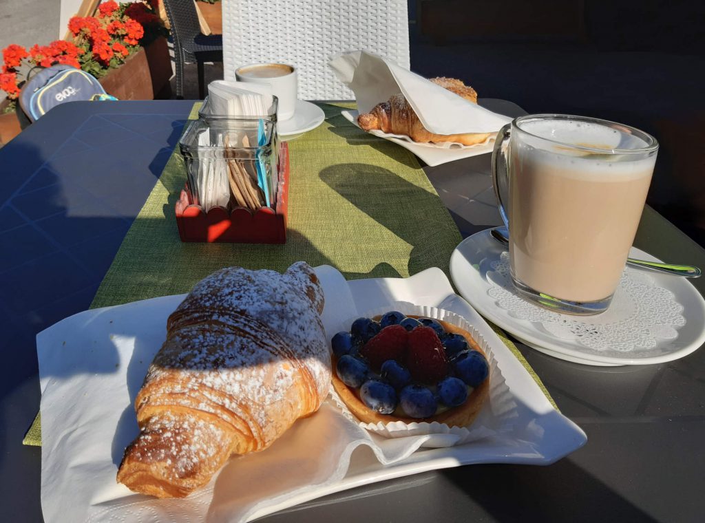 Kleine Stärkung zu Beginn in Lillaz im La Maison du Gout Café (mit Croissant und Cappuccino)